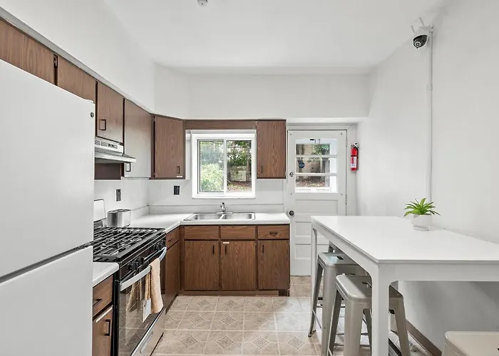 Oakland/university @d Modern And Spacious Private Bedroom With Shared