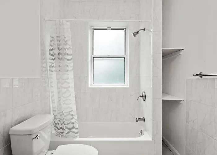 Oakland/university @d Modern And Spacious Private Bedroom With Shared Homestay *